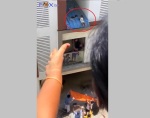 Isang sanggol ang muntik mahulog mula sa bubong at nailigtas ng mga kapitbahay